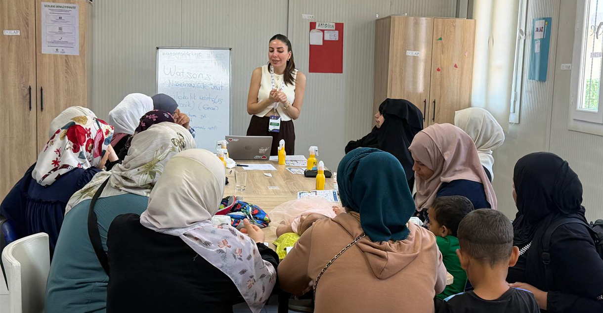 Hatay Kırıkhan Kadın ve Çocuk Merkezinde Yazın Aşırı Sıcaklardan Korunma ve Cilt Sağlığı Oturumu Gerçekleştirildi